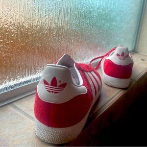 Red adidas size 9 one shoe lace missing